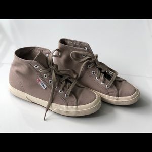 Woman’s high top Superga